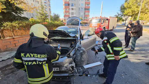 Hız Denemesi Pahalıya Patladı: Lüks Tesla Duvar ve Kamyona Çarptı