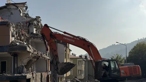 Ordu'da Zemin Kayması: Eğilen 5 Katlı Bina Yıkılıyor