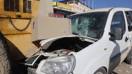 Bir hamleyle üç aracı biçti! Ortalık savaş alanına döndü