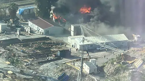 İzmir’de gökyüzünü kaplayan kara duman görenleri şaşkına çevirdi