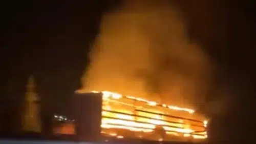 Seyir Halindeki Tır Lastiği Alev Aldı, İtfaiye Yangını Söndürdü