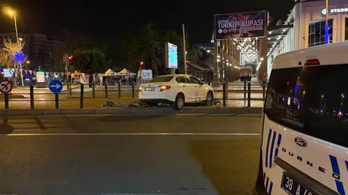 Uykusuzluk kaza getirdi: Bariyerleri aşarak yaya yoluna daldı