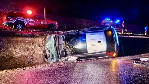 Yağışlı yolda viraj kabusu! Otomobil yan yattı