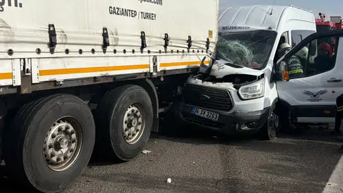 Gaziantep'te dehşet anı! Minibüs tıra arkadan çarptı