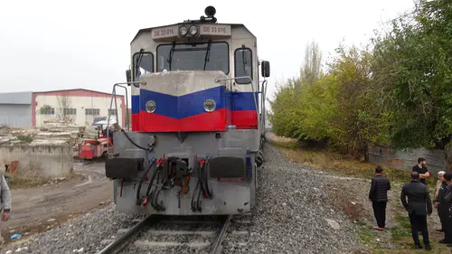 Yük Treni Kazası: Raylara Düşen Kişi Ağır Yaralandı!