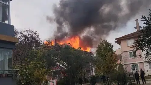 Çatıyı saran alevler gökyüzüne sardı! Korku dolu dakikalar