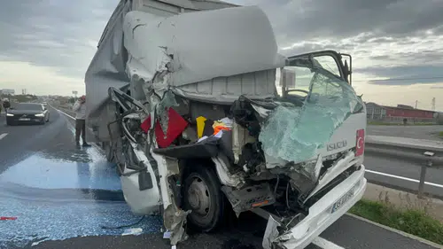 Hurdaya dönen kamyonetten mucizevi bir şekilde kurtuldu!