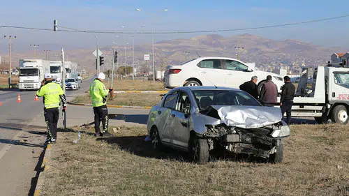 Gemerek Etlik Kavşağında Trafik Kazası: 3 Yaralı