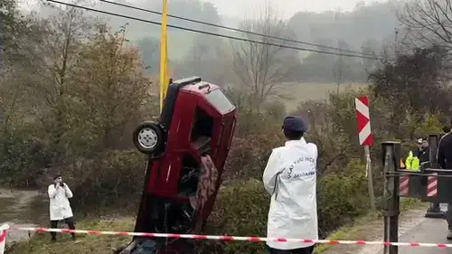 Bartın'da yağışlı yolda dehşet! Otomobil dereye uçtu