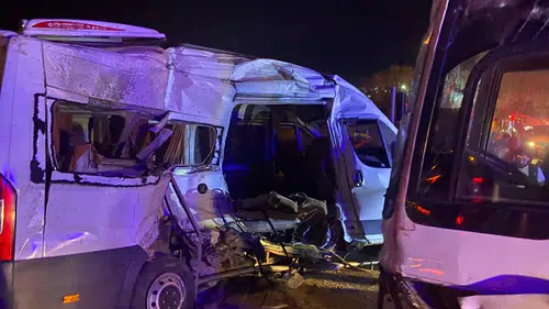 Kemalpaşa’da kavşakta feci çarpışma! Bölge bir anda karıştı