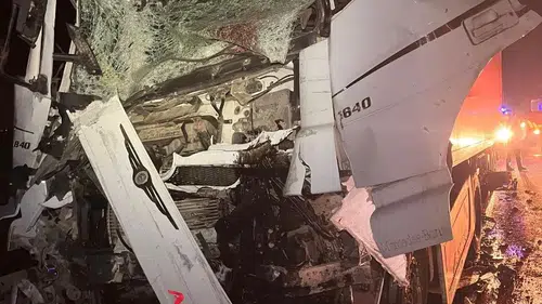 Adana’da korkunç çarpışma! Tır park halindeki otobüse daldı