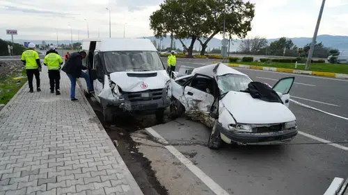 Balıkesir’de kavşakta feci kaza: 1 ölü, 4 yaralı