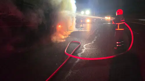 Karanlık yolda alev alev yanan tır dehşet yarattı!