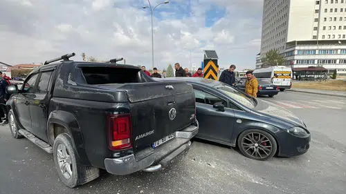 Karaman’da kavşakta feci çarpışma! Olay yerinde hareketli dakikalar