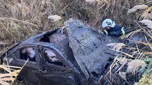 Niksar’da feci kaza! Tarlaya devrilen otomobil can aldı