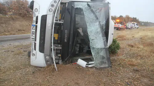 Kaygan yolda facia! Servis devrildi çok sayıda yaralı var