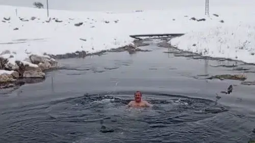 Kar Yağarken 13 Derece Tuzlu Suda Yüzdü: Görenler Şaşkına Döndü