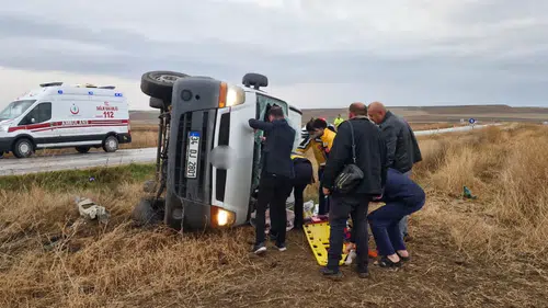 Alaca yolu korku dolu anlara sahne oldu! Minibüs tarlaya uçtu