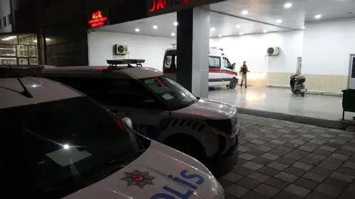 Tartışma Büyüdü, Bıçaklar Çekildi: 2 Kişi Yaralandı