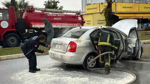 Manavgat’ta korkutan yangın: Otomobil aniden alev aldı