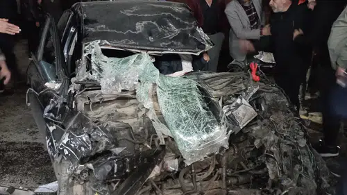 Otomobil Tırın Dorsesine Çarptı! Sürücüyü İtfaiye Çıkardı