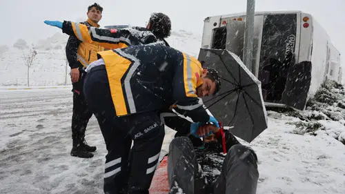 Nevşehir’de takla atan işçi servisinden ilginç görüntü: O anlar dikkat çekti!