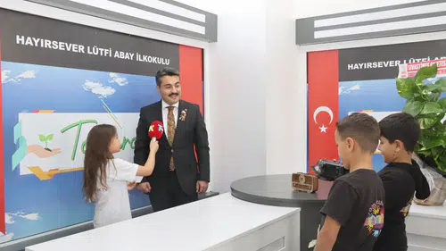 Türkiye’nin İlk Öğrenci Haber Kanalı Tomurcuk TV’ye Müdür Erdoğan’dan Destek