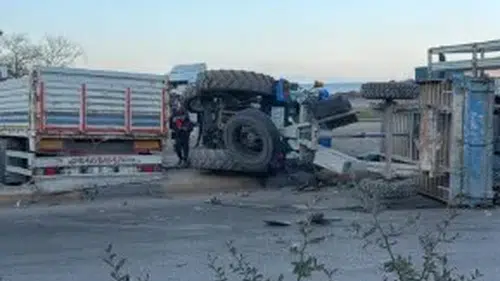 Sanayi Kavşağı’nda iki tır çarpıştı: Ortalık savaş alanına döndü!