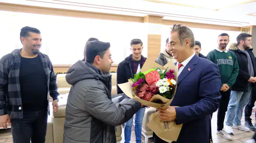 Gençlerden Rektöre Öğretmenler Günü Sürprizi