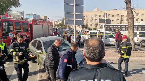 Sürücü Kontrolü Kaybetti: Kayseri'de Otomobil Yayaların Arasına Girdi