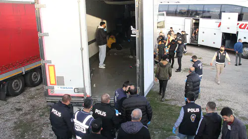 Emniyetin Dikkati Ortaya Çıkardı! Dorseden 28 Kaçak Göçmen Çıktı