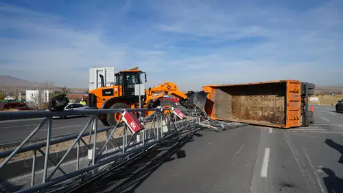 Yol üzerinde şok anları! EDS direği kamyon darbesiyle çöktü