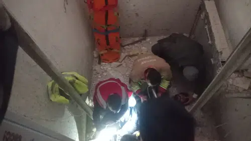 İnşaatta dehşet anları! İşçi asansör boşluğuna düştü