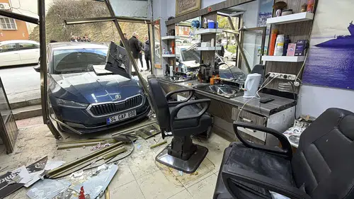 Tıraş olurken araba çarptı! El freni unutuldu, otomobil berber dükkanına daldı