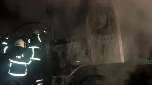 Burdur’da tır yangını büyük korkuya neden oldu! Araç kullanılamaz halde