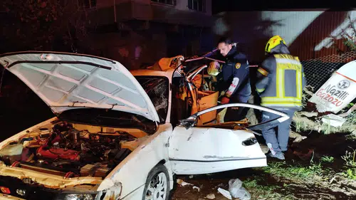 Nazilli’de ağaca çarpan otomobil hurdaya döndü! Sürücü içeride mahsur kaldı