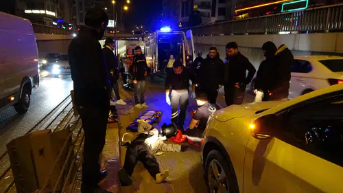 Antalya’da alt geçitte korku dolu anlar! Motosikletli önce otomobile sonra bariyerlere çarptı