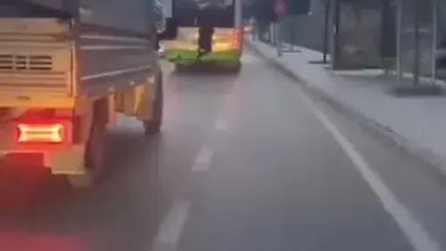 Bursa’da trafikte akıl almaz anlar! Otobüsün arkasında tehlikeli yolculuk kameraya yansıdı