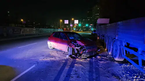 Kağıthane’de gece yarısı dehşeti! Makas atan sürücü park halindeki tıra çarptı