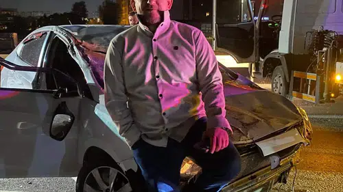 Hurdaya dönen araçtan sağ kurtulan sürücü, o anı poz vererek kutladı!