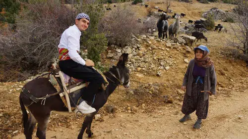 Geleneği, Manilerle Yaşatıyor