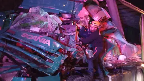 Rize Pazar’da dehşet anları! Şoför tırın içinde sıkıştı