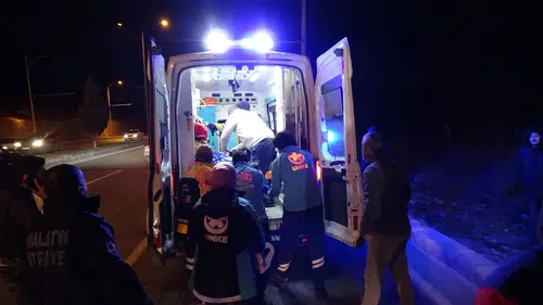 Otomobil Trambüs Direğini Devirdi: Araç Kağıt Gibi Dağıldı!