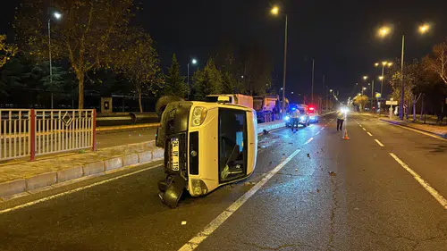 Kayseri'de şok kaza! Önüne köpek çıkan araç ters yattı
