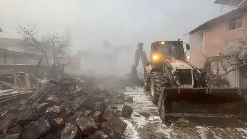 İki katlı ev küle döndü! Aile kış ortasında evsiz kaldı