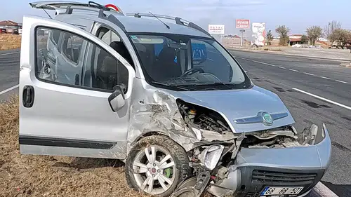 Hastane dönüşü feci kaza! Tır gelmeden geçerim dedi, çarpıştılar