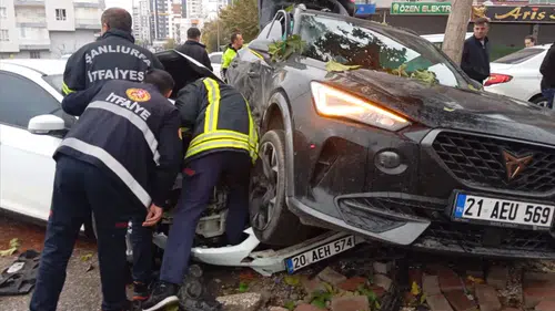 Siverek’te sokak ortasında feci kaza! Araçlar kafa kafaya çarpıştı