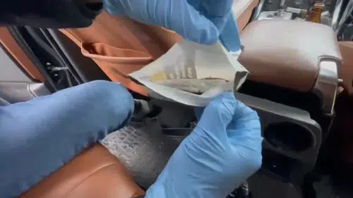 Polis gizli bölmeyi Açtı, uyuşturucu ve silah çıktı!