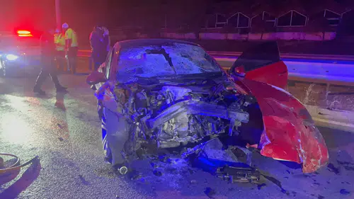 Çorum’da feci kaza! Tıra çarpan otomobil hurdaya döndü