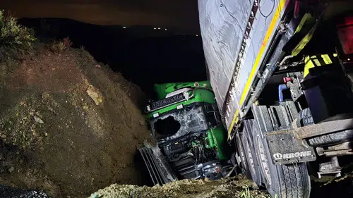 Manavgat’ta korku dolu anlar! Tır şarampole uçtu